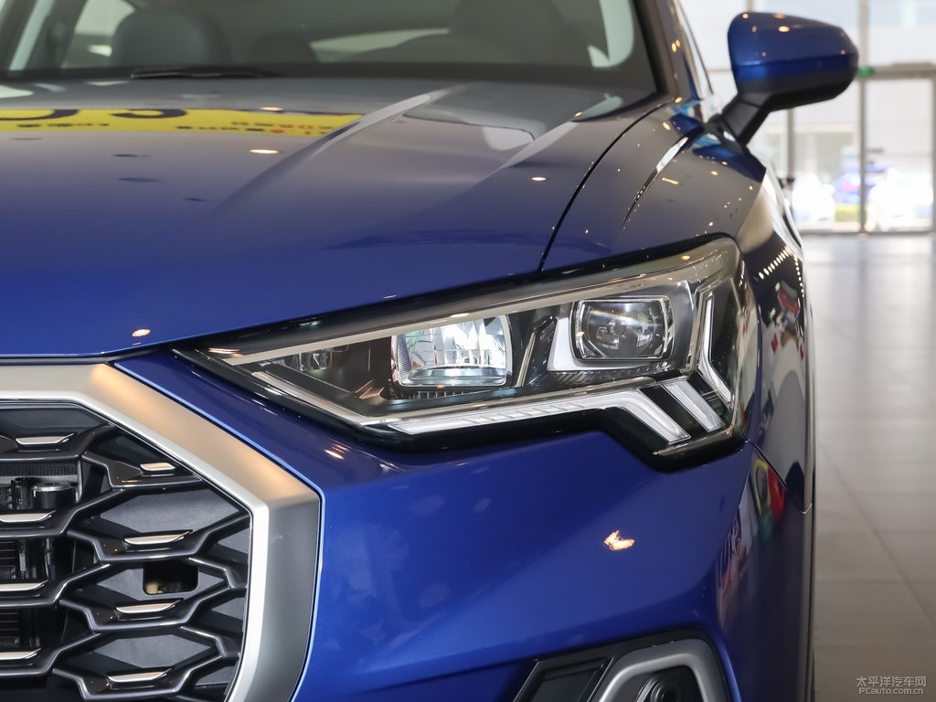 雪邦藍(lán)奧迪Q3 Sportback車(chē)頭外觀圖片
