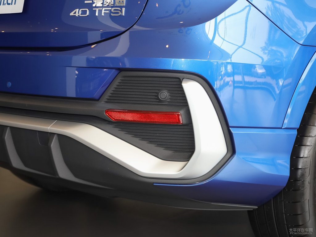 雪邦藍(lán)奧迪Q3 Sportback車尾外觀圖片
