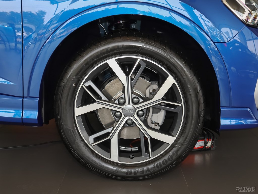 雪邦藍(lán)奧迪Q3 Sportback車(chē)身外觀(guān)圖片