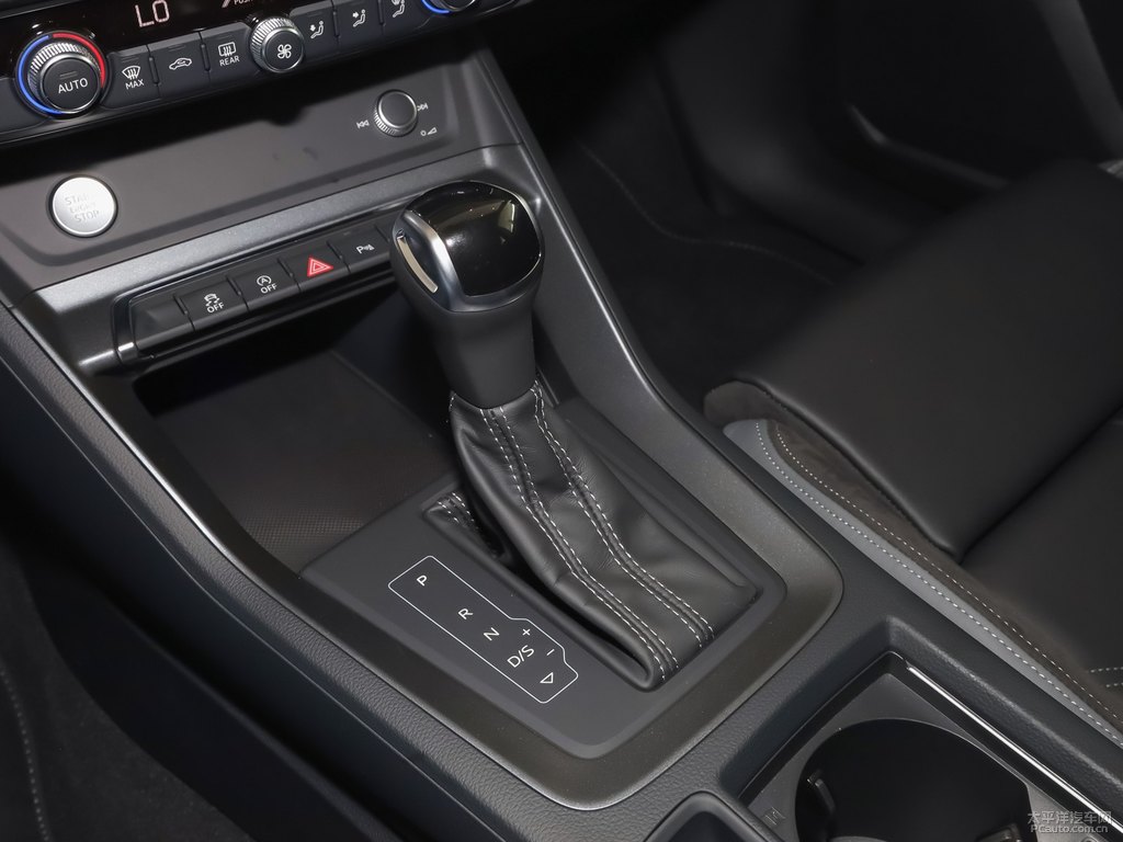 雪邦藍奧迪Q3 Sportback中控內(nèi)飾圖片
