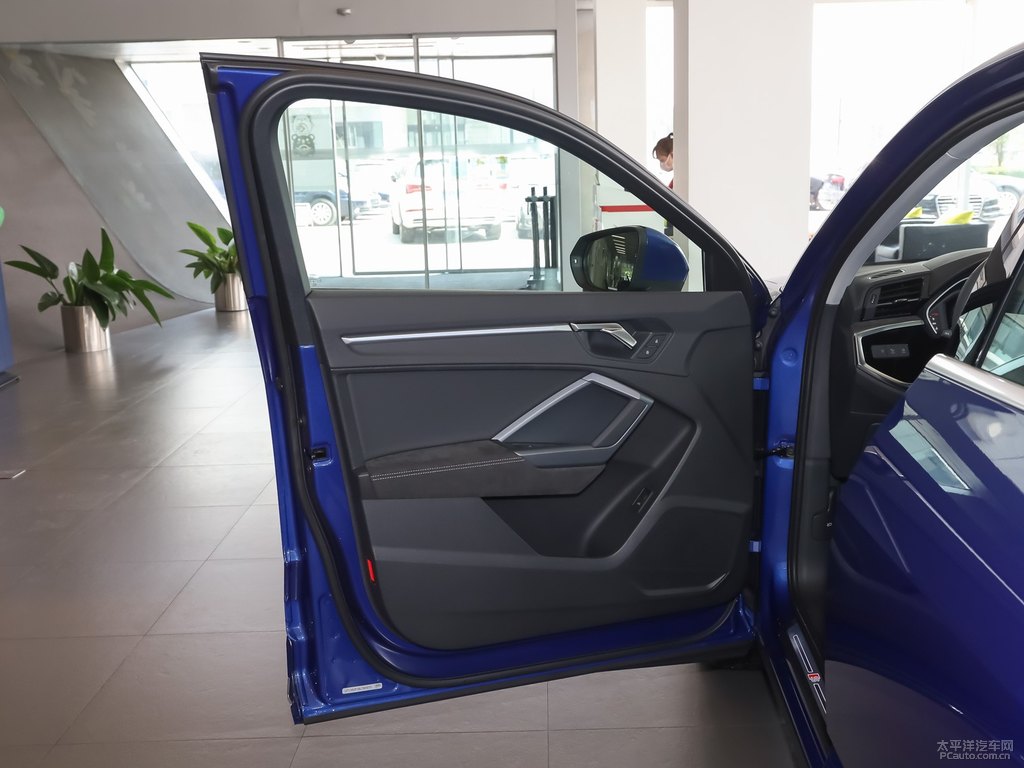 雪邦藍(lán)奧迪Q3 Sportback車廂內(nèi)飾圖片