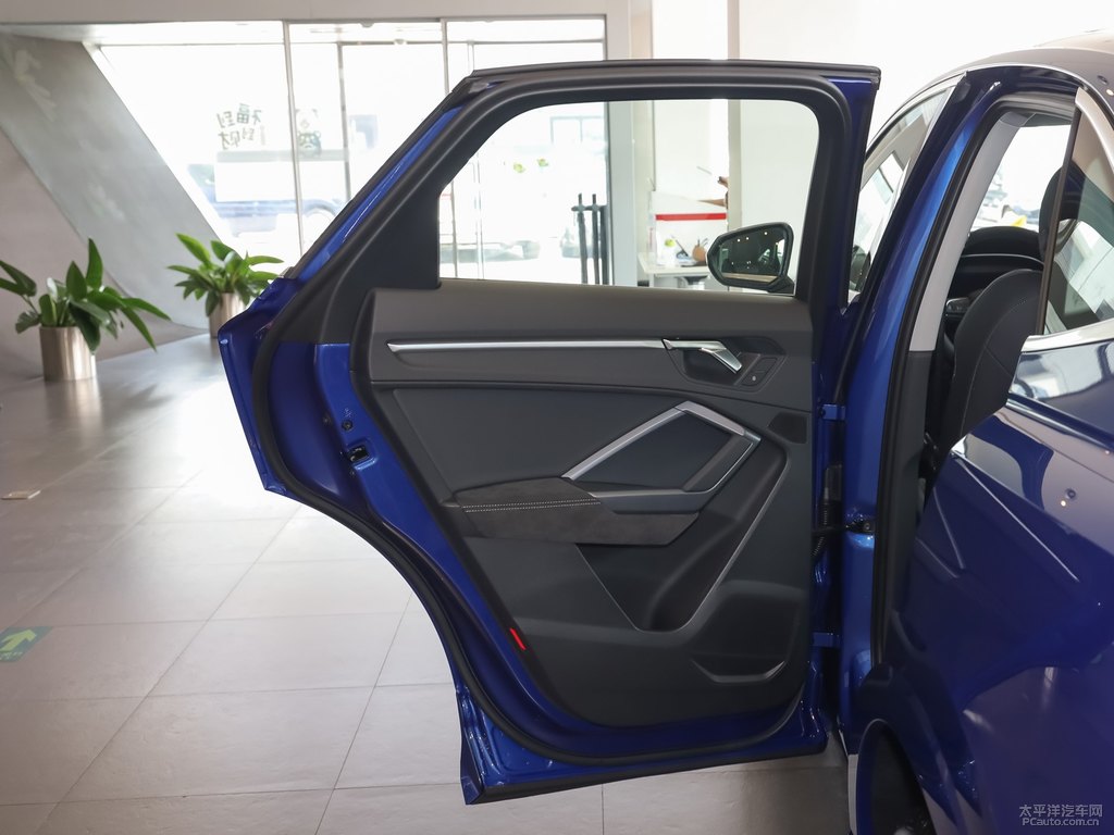 雪邦藍(lán)奧迪Q3 Sportback車廂內(nèi)飾圖片