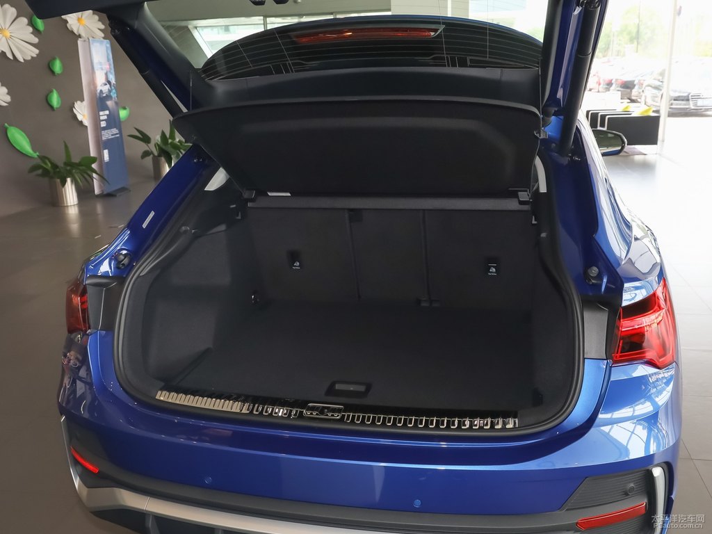 雪邦藍(lán)奧迪Q3 Sportback后備廂空間圖片