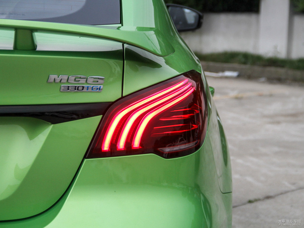賽道綠MG6車尾外觀圖片