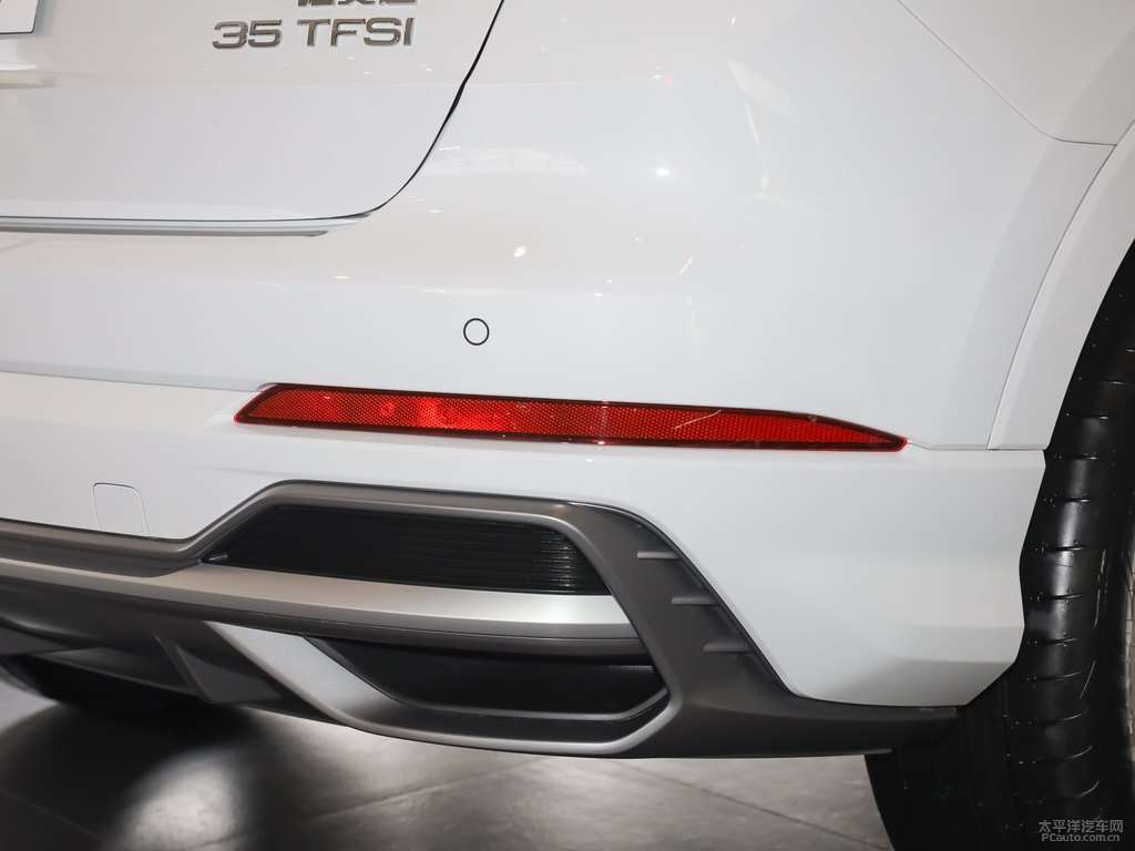 冰川白奧迪Q3車尾外觀圖片