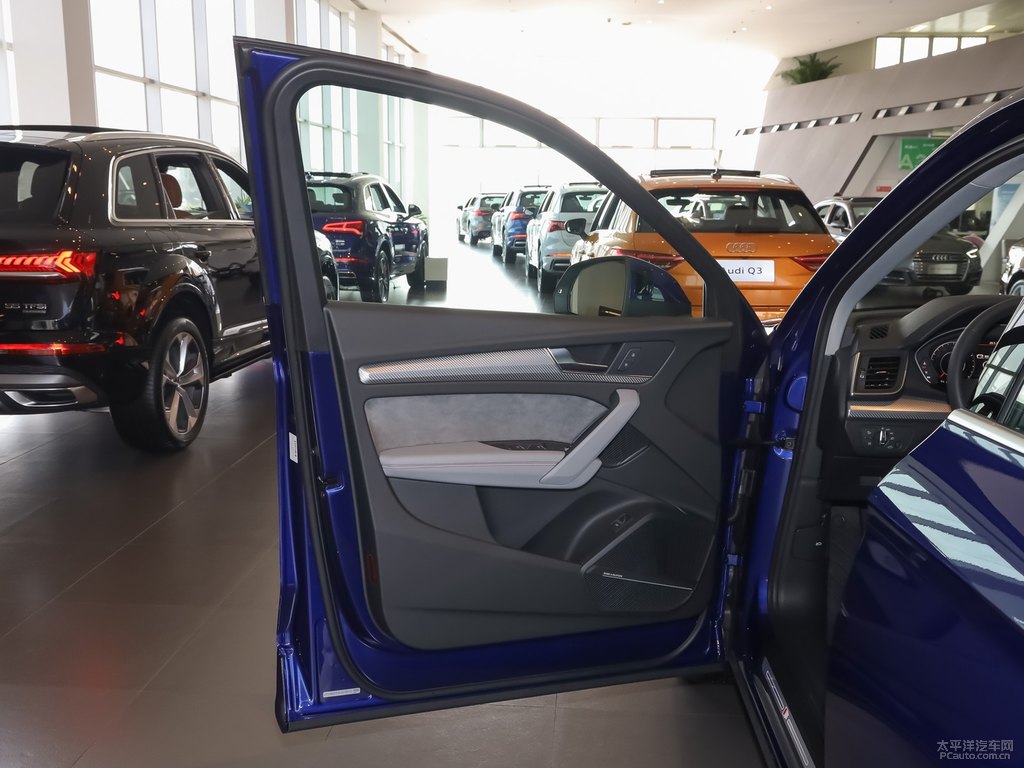 探索藍(lán)奧迪Q5L車廂內(nèi)飾圖片
