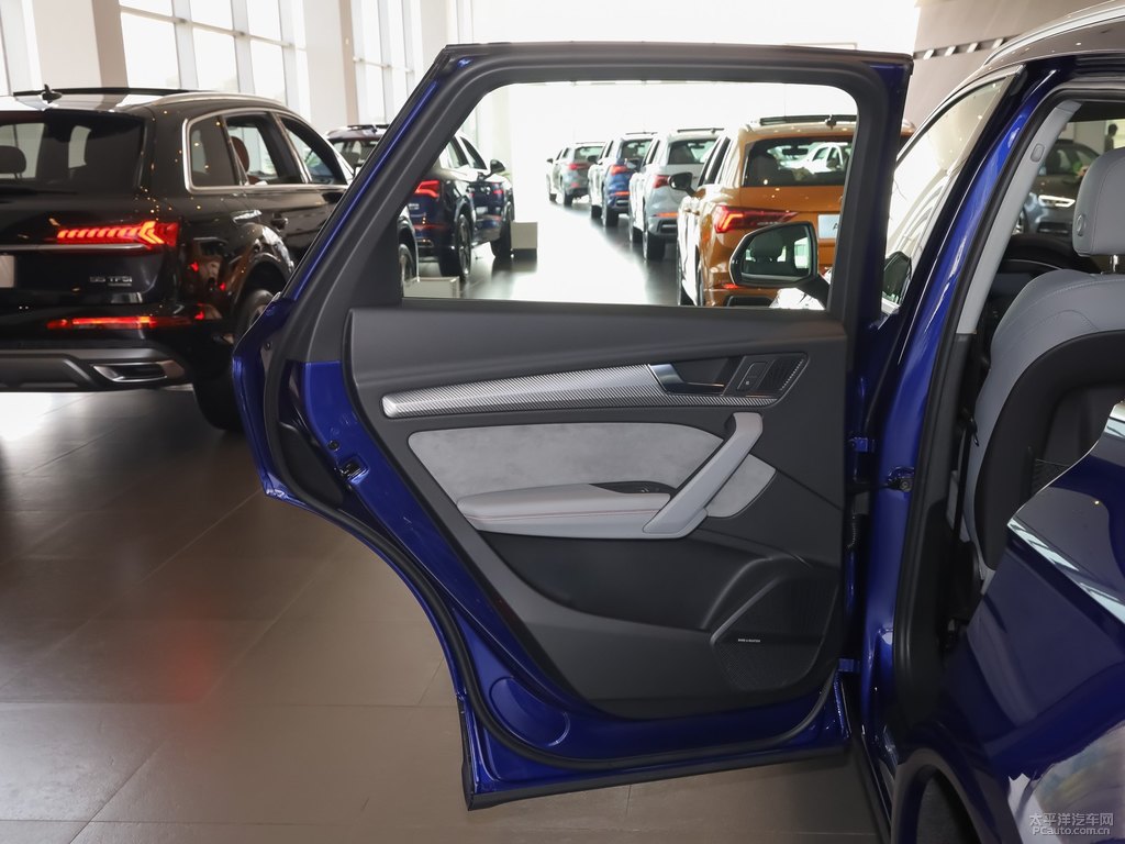 探索藍(lán)奧迪Q5L車廂內(nèi)飾圖片