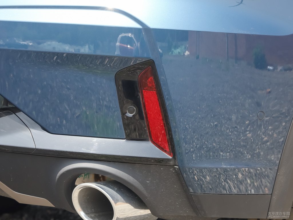 黑+藍(lán)領(lǐng)克05車尾外觀圖片