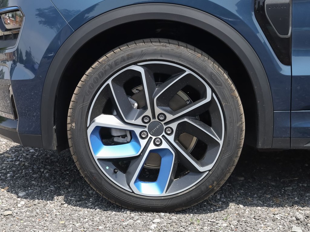 黑+藍(lán)領(lǐng)克05車身外觀圖片