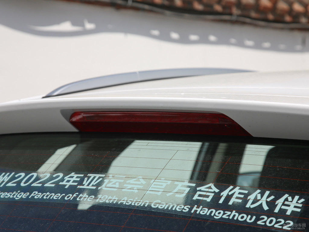 冰晶白帝豪GS車尾外觀圖片
