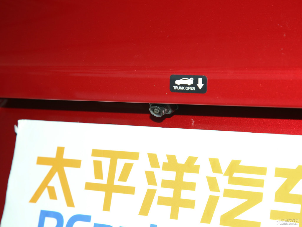 動(dòng)靜紅帝豪GS車尾外觀圖片