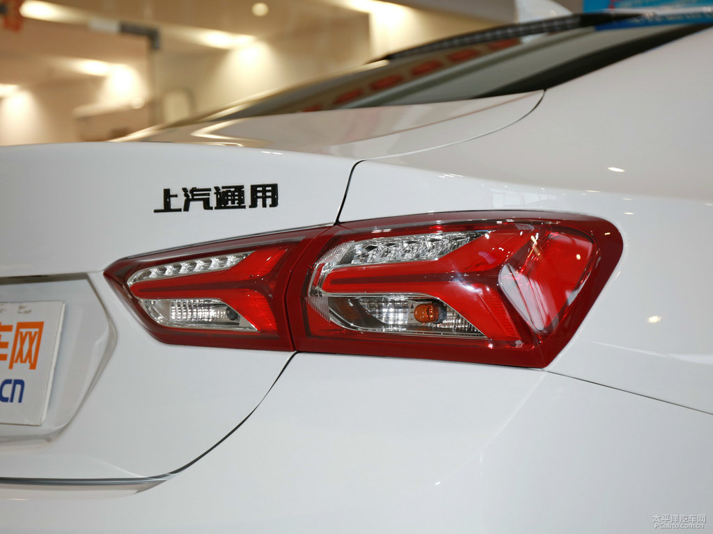 流光白邁銳寶XL車尾外觀圖片