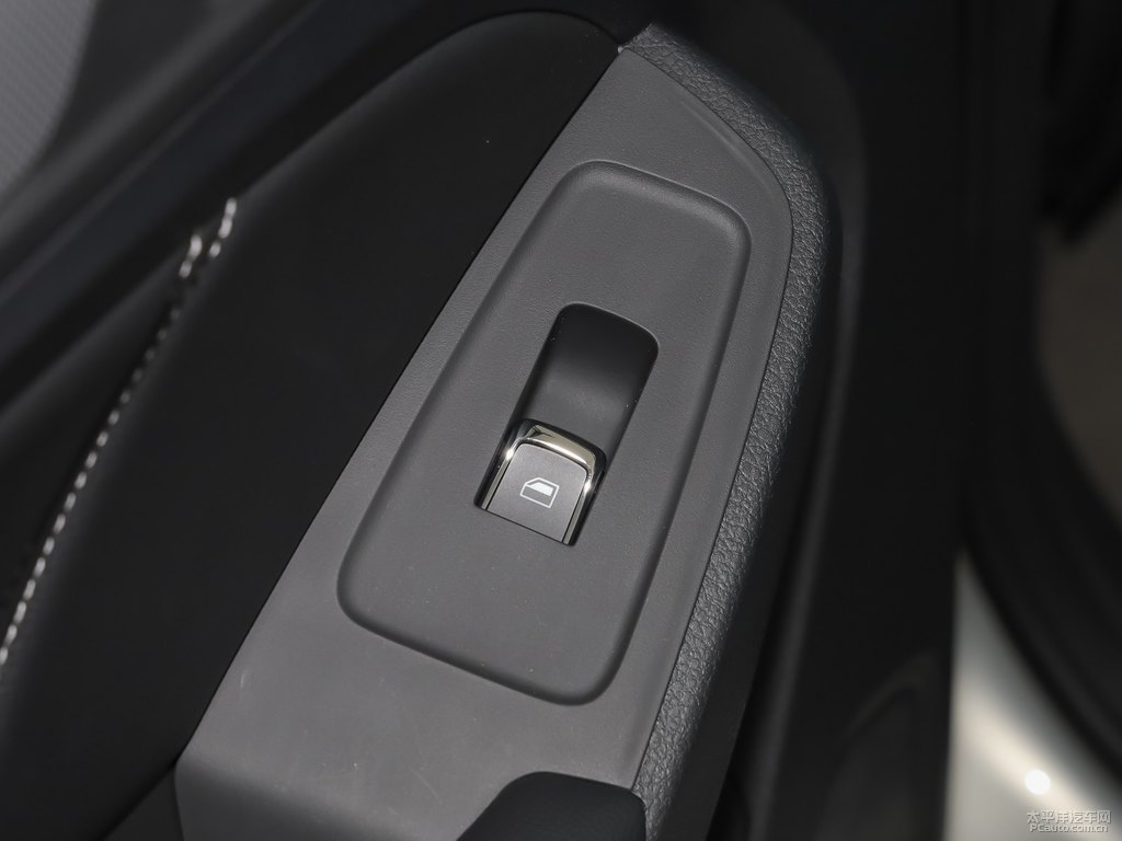 騎士銀榮威RX5車廂內(nèi)飾圖片