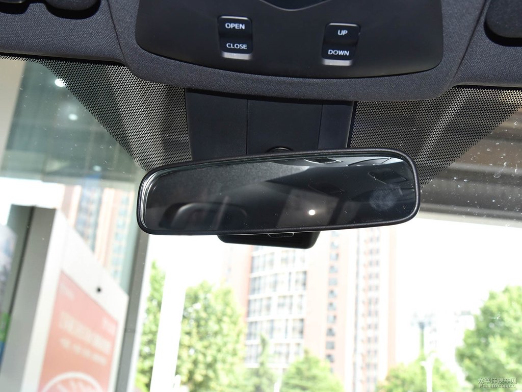 流光銀奕澤IZOA車廂內(nèi)飾圖片