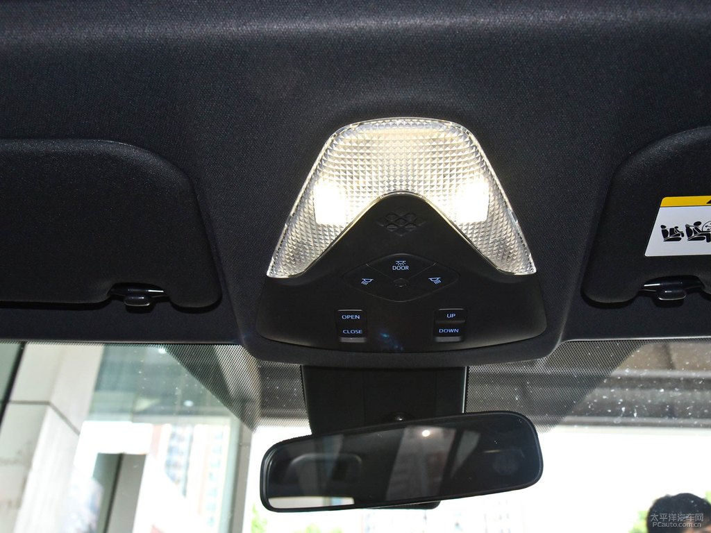 流光銀奕澤IZOA車廂內(nèi)飾圖片