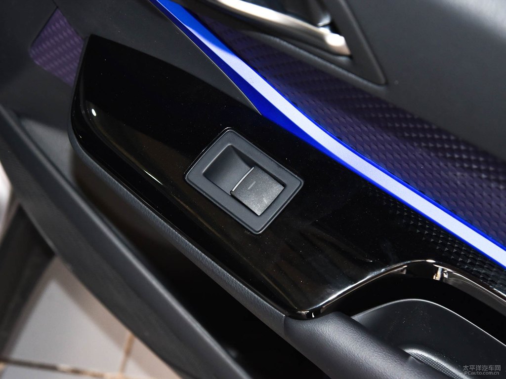 流光銀奕澤IZOA車廂內(nèi)飾圖片