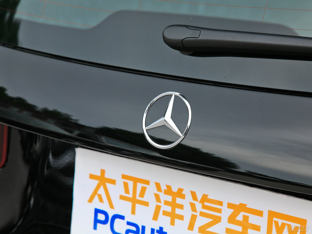 宇宙黑奔馳GLB車(chē)尾外觀(guān)圖片