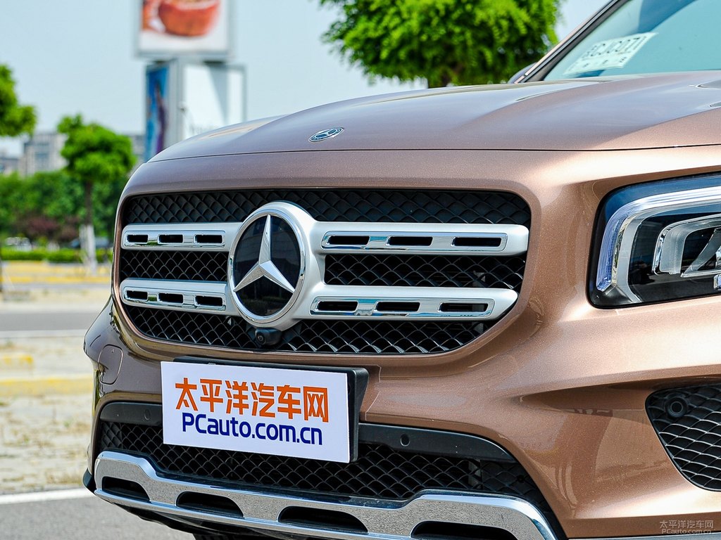 瑰礫金奔馳GLB車頭外觀圖片