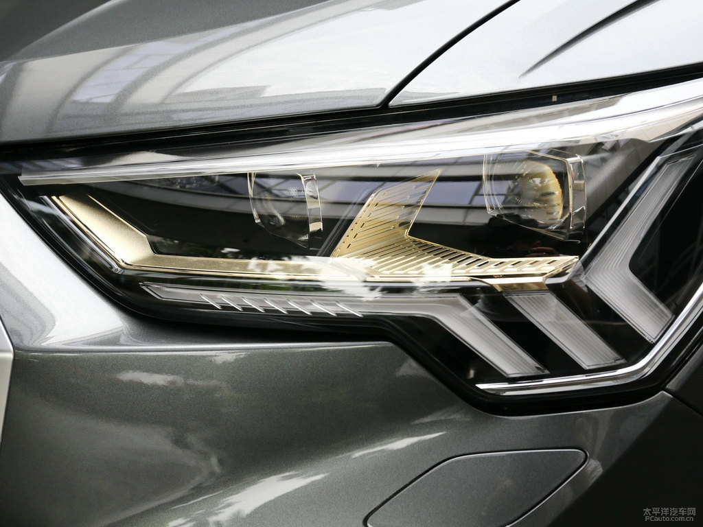 天云灰?jiàn)W迪Q3 Sportback車(chē)頭外觀(guān)圖片