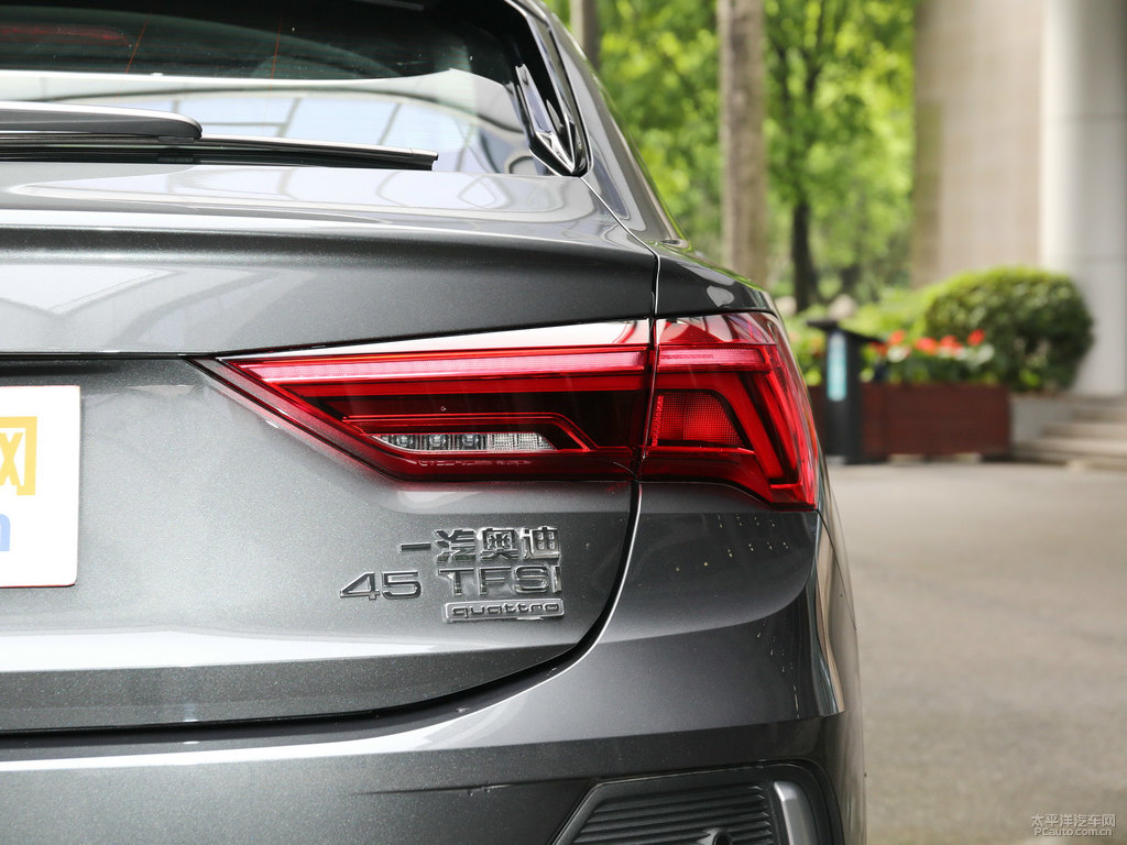 天云灰奧迪Q3 Sportback車尾外觀圖片