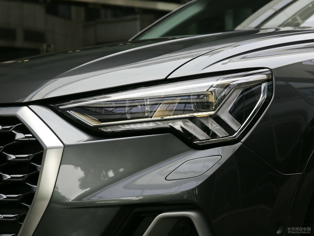 天云灰?jiàn)W迪Q3 Sportback車(chē)頭外觀圖片