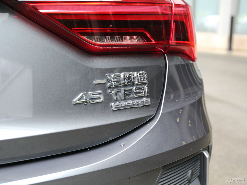 天云灰?jiàn)W迪Q3 Sportback車(chē)尾外觀(guān)圖片