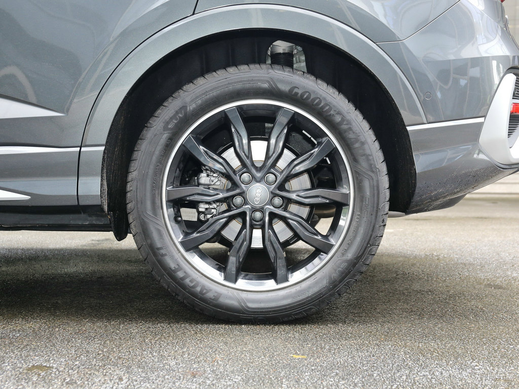 天云灰奧迪Q3 Sportback車身外觀圖片