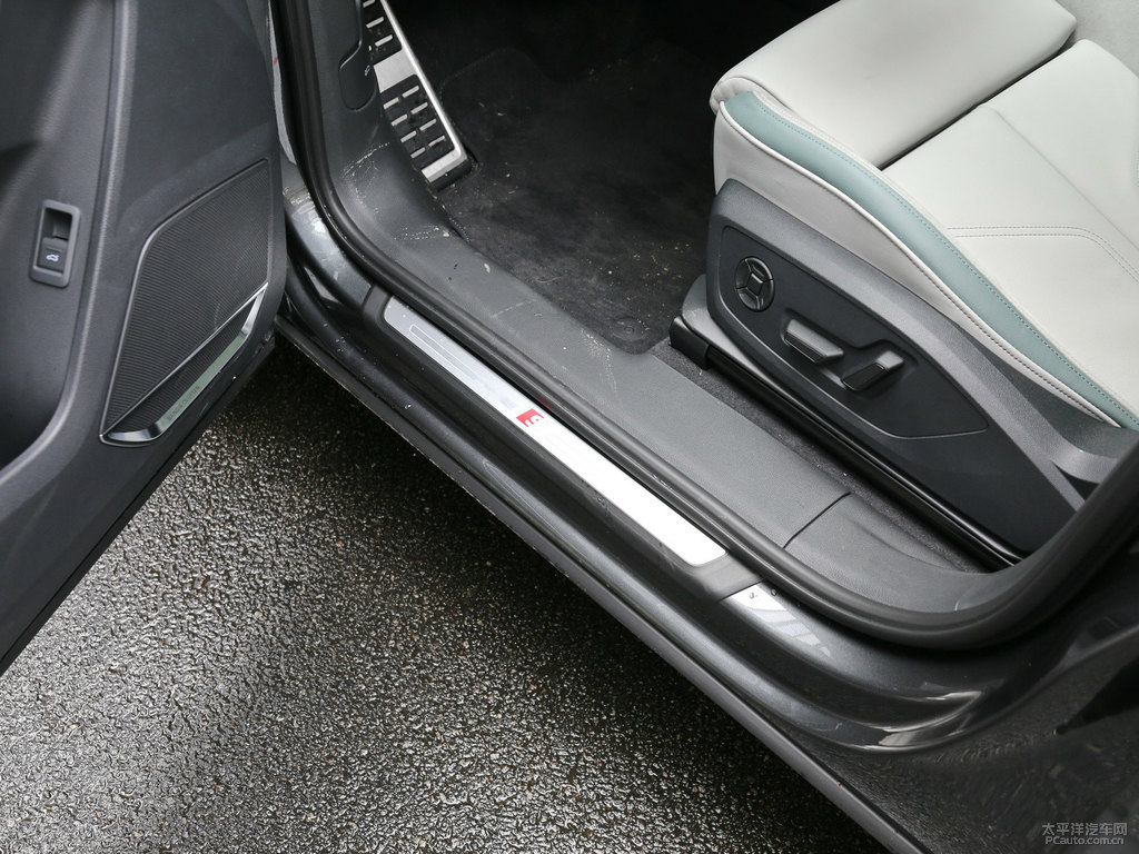 天云灰奧迪Q3 Sportback車廂內(nèi)飾圖片