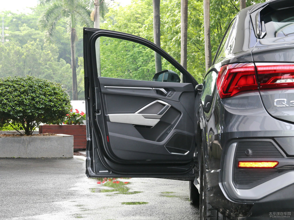 天云灰奧迪Q3 Sportback車廂內(nèi)飾圖片