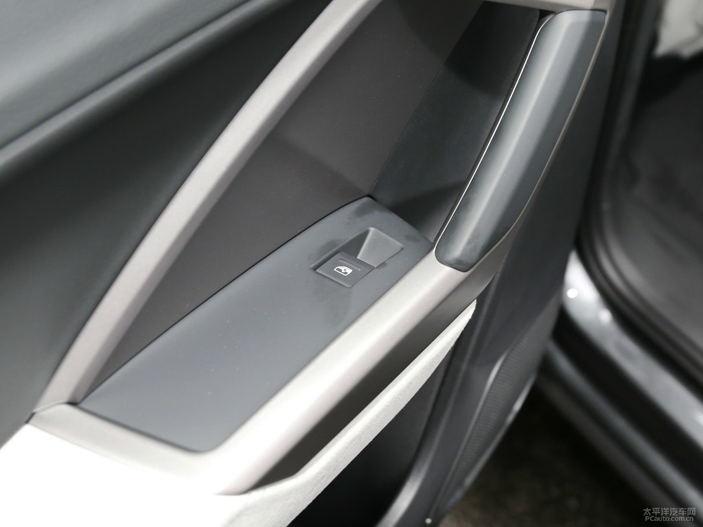 天云灰?jiàn)W迪Q3 Sportback車廂內(nèi)飾圖片