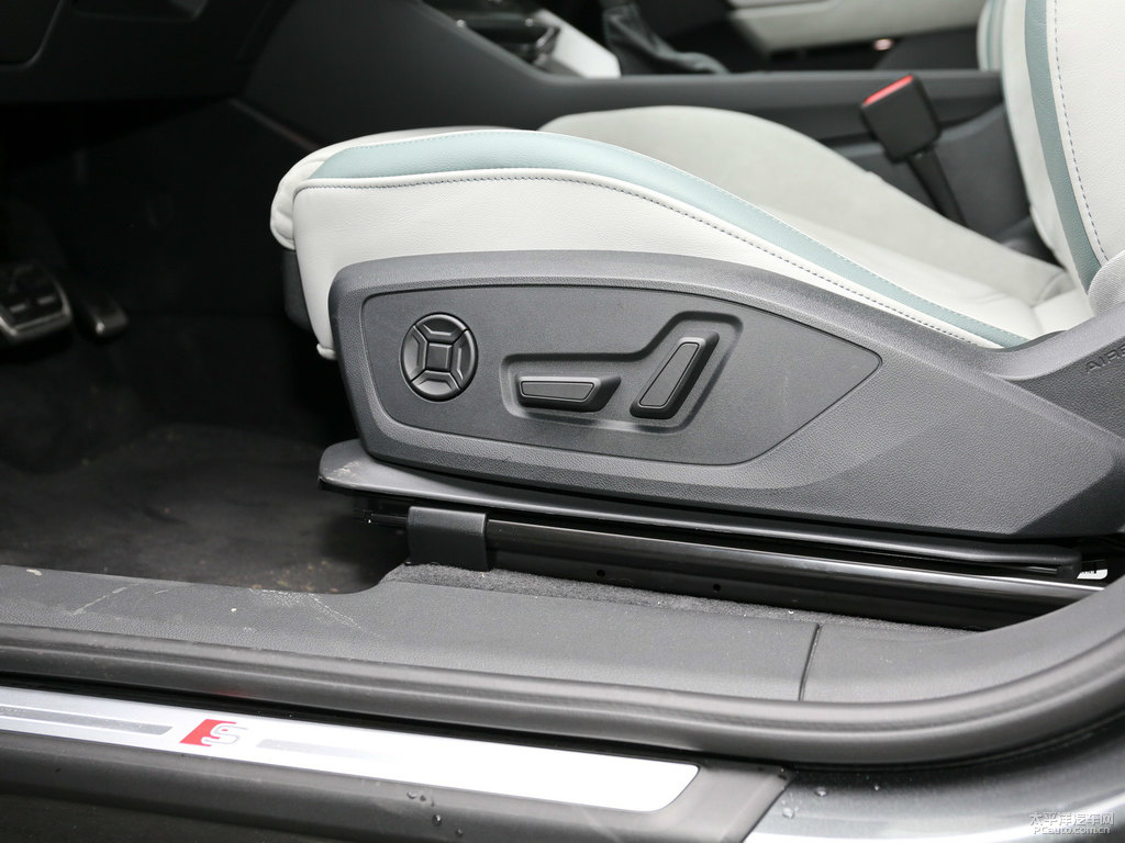 天云灰奧迪Q3 Sportback座椅內(nèi)飾圖片
