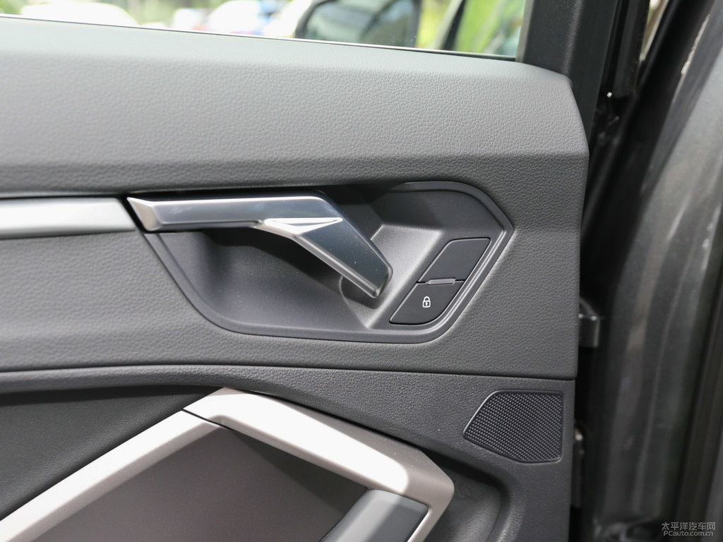 天云灰奧迪Q3 Sportback車廂內(nèi)飾圖片