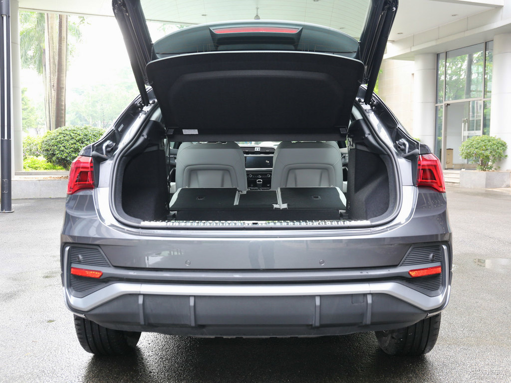 天云灰奧迪Q3 Sportback后備廂空間圖片