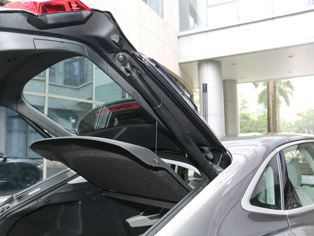 天云灰奧迪Q3 Sportback后備廂空間圖片