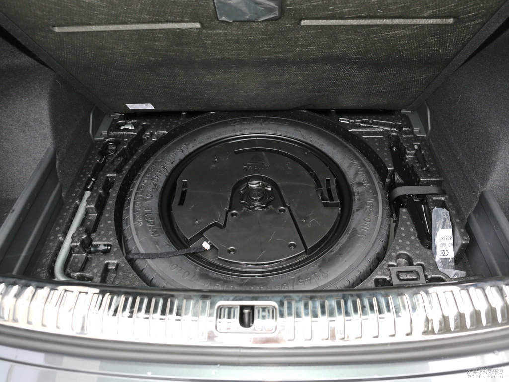 天云灰?jiàn)W迪Q3 Sportback后備廂空間圖片