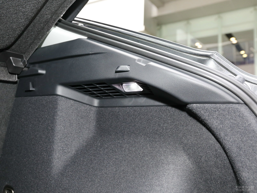 天云灰?jiàn)W迪Q3 Sportback后備廂空間圖片
