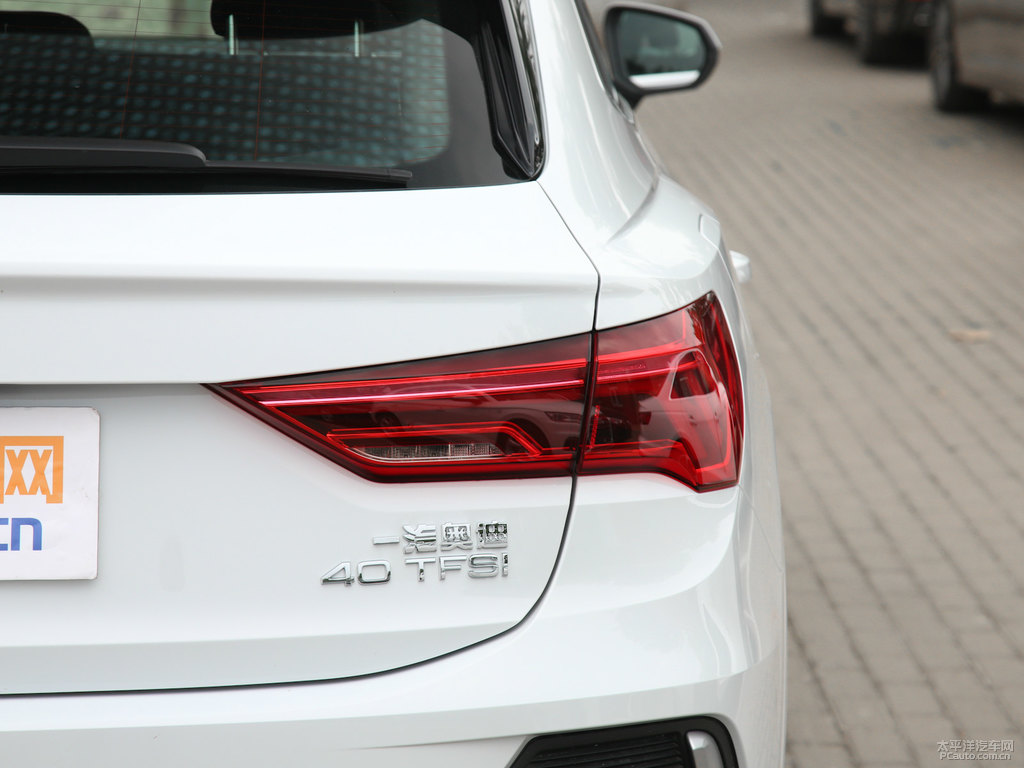 冰川白奧迪Q3 Sportback車尾外觀圖片