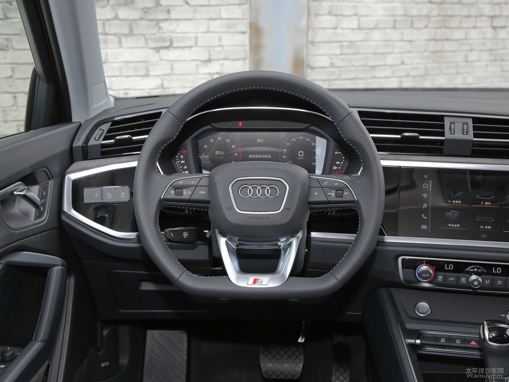 冰川白奧迪Q3 Sportback中控內(nèi)飾圖片