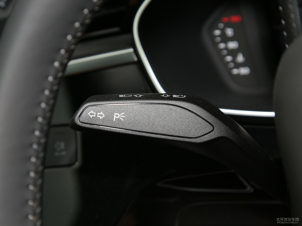 冰川白奧迪Q3 Sportback中控內(nèi)飾圖片