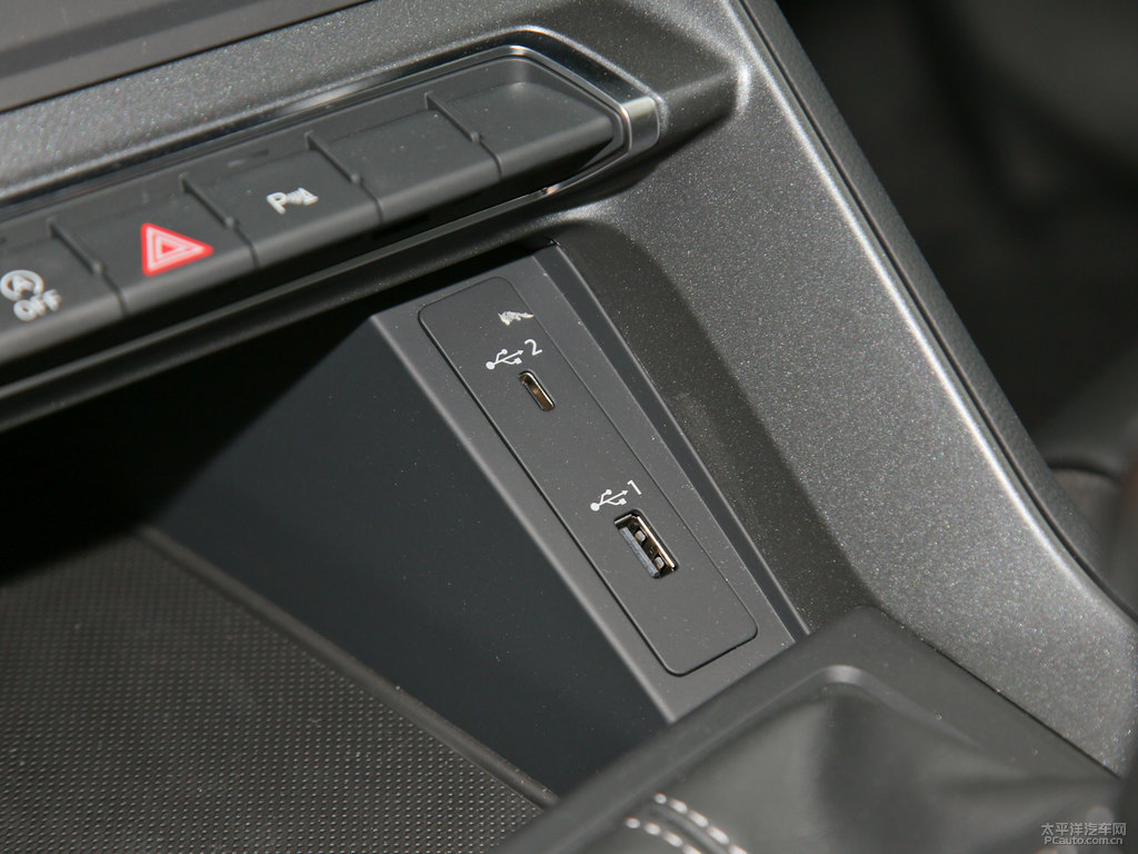 冰川白奧迪Q3 Sportback中控內(nèi)飾圖片