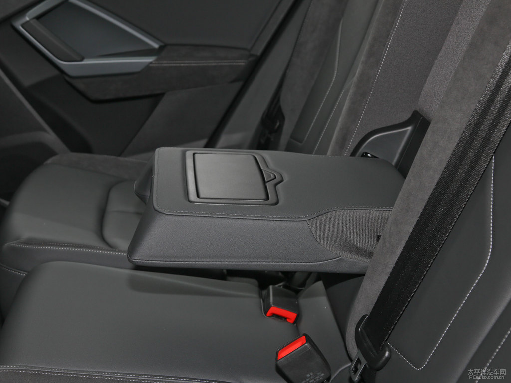冰川白奧迪Q3 Sportback座椅內(nèi)飾圖片