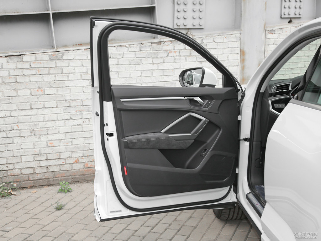 冰川白奧迪Q3 Sportback車廂內(nèi)飾圖片
