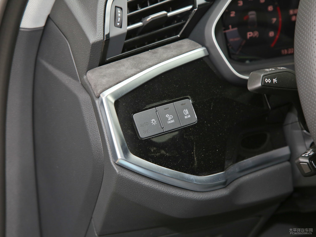 冰川白奧迪Q3 Sportback中控內(nèi)飾圖片