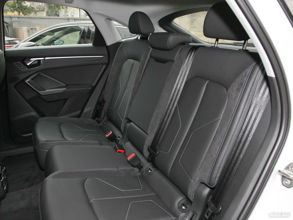 冰川白奧迪Q3 Sportback座椅內(nèi)飾圖片