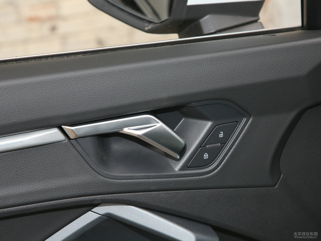 冰川白奧迪Q3 Sportback車廂內(nèi)飾圖片
