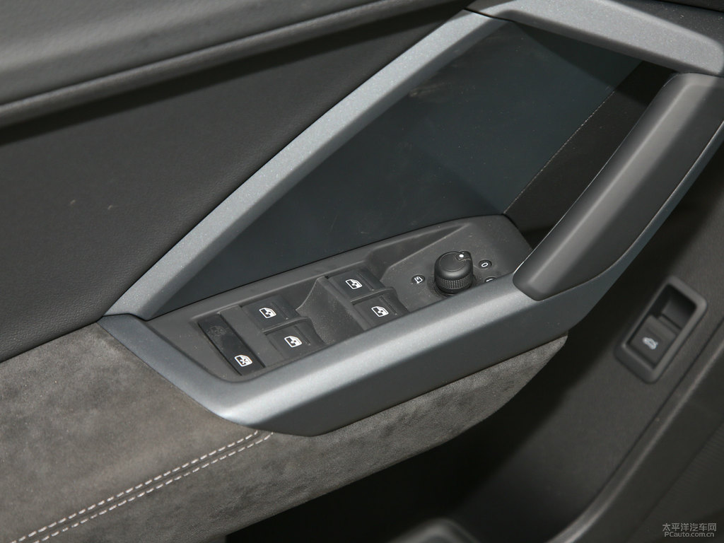 冰川白奧迪Q3 Sportback車廂內(nèi)飾圖片
