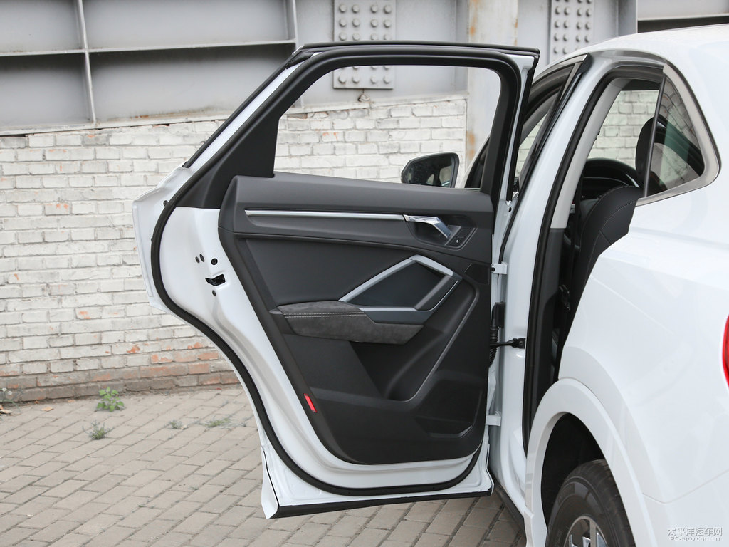 冰川白奧迪Q3 Sportback車廂內(nèi)飾圖片