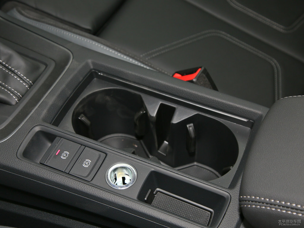冰川白奧迪Q3 Sportback儲(chǔ)物空間空間圖片