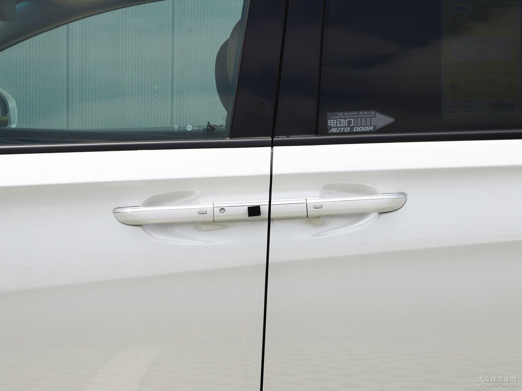 珍珠白別克GL8車身外觀圖片