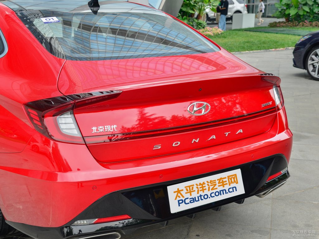 烈焰紅索納塔車尾外觀圖片